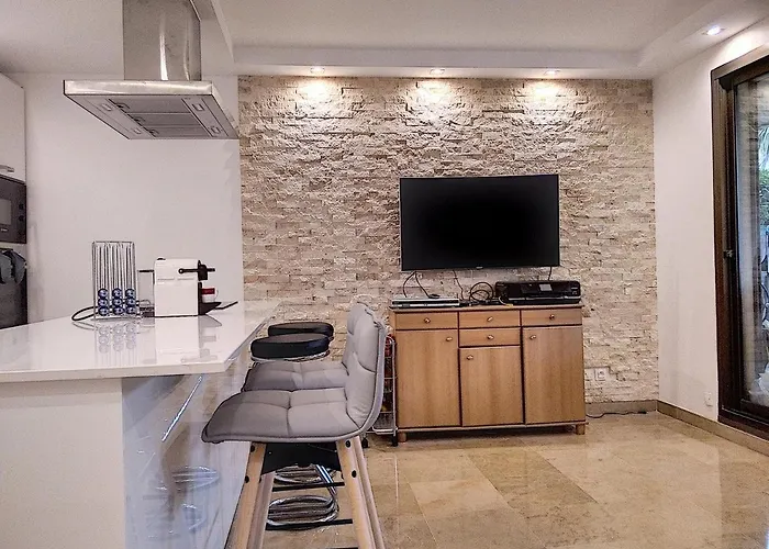 Apartment Chateau De La Pinede