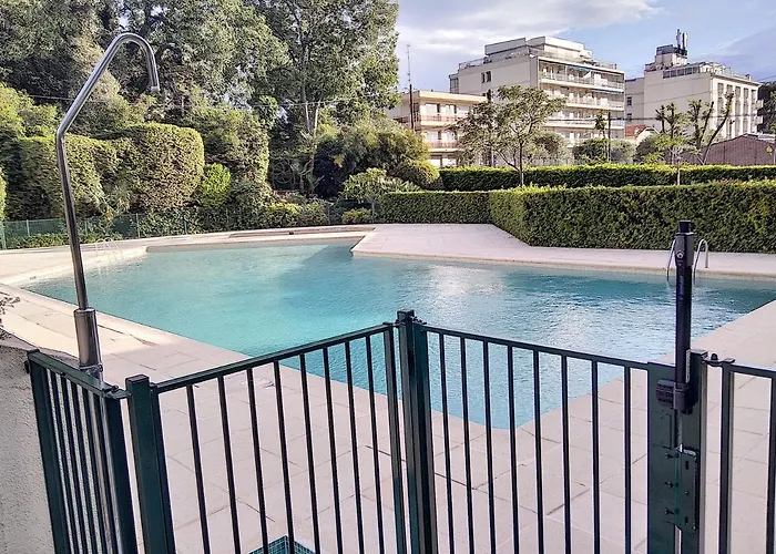 Apartment Chateau De La Pinede