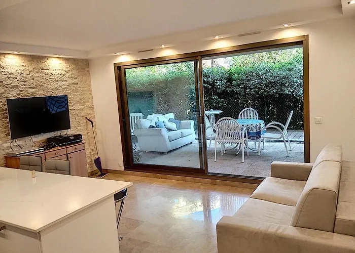 Apartment Chateau De La Pinede